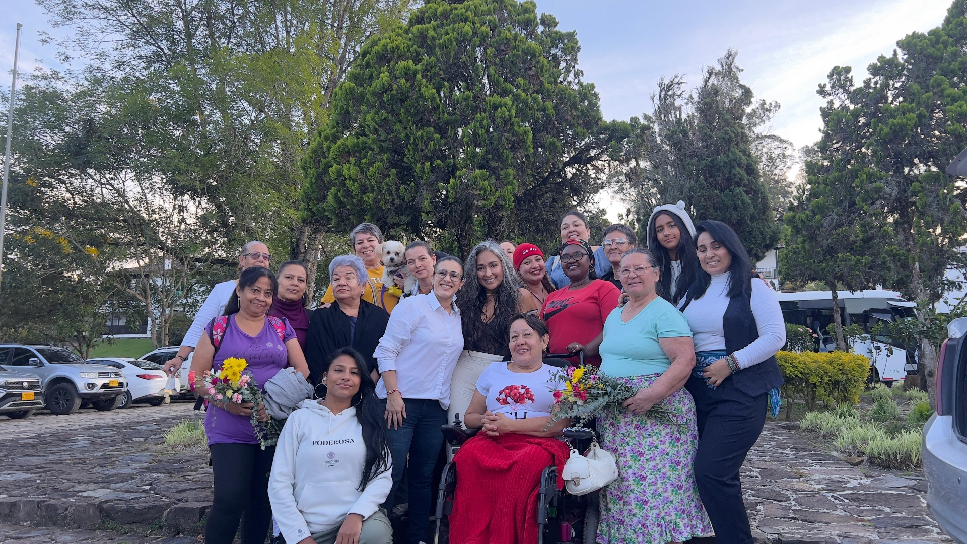 Encuentro grupal al aire libre con mujeres de la comunidad