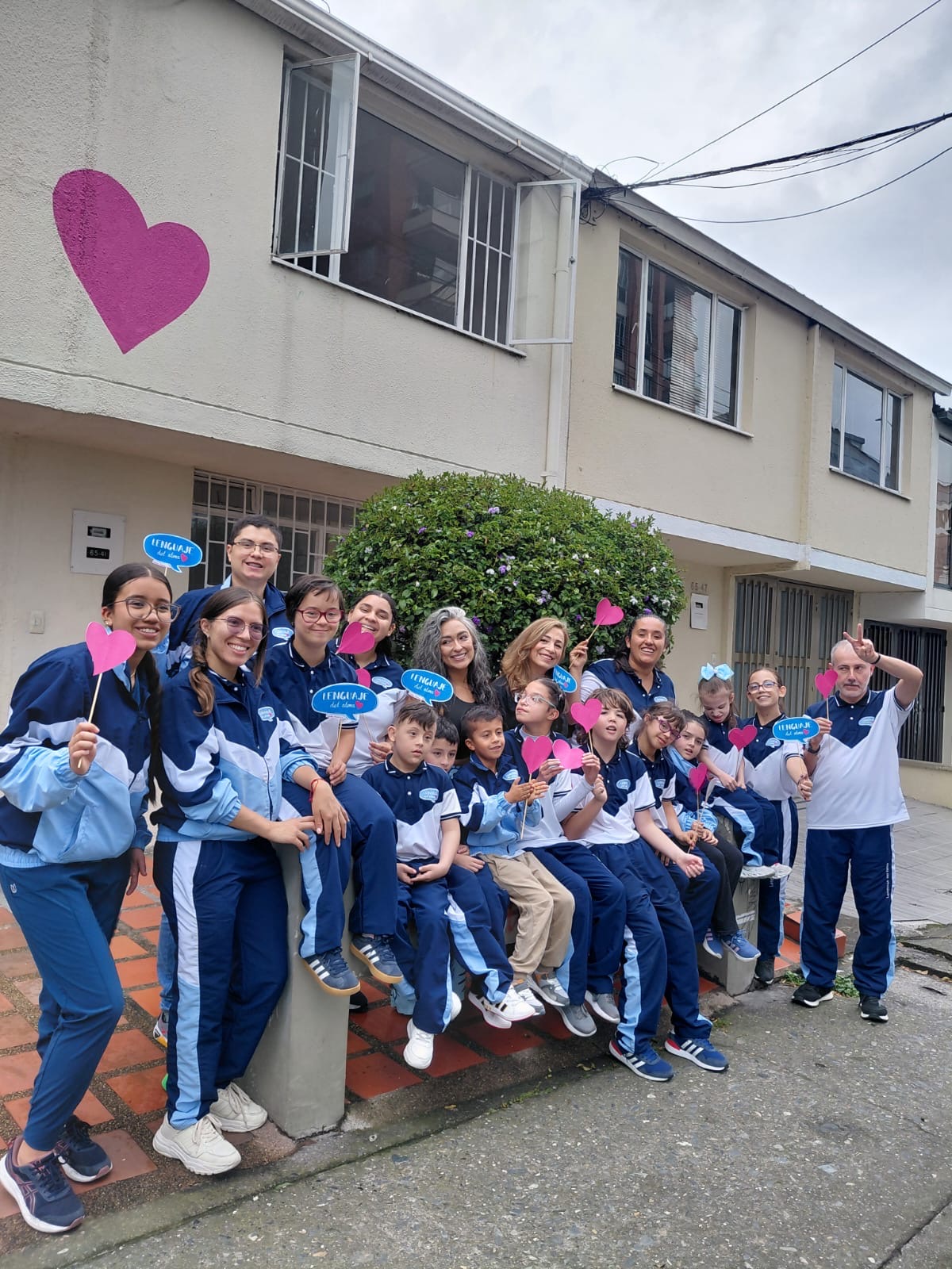 Jornada comunitaria con niñas y niños sosteniendo corazones
