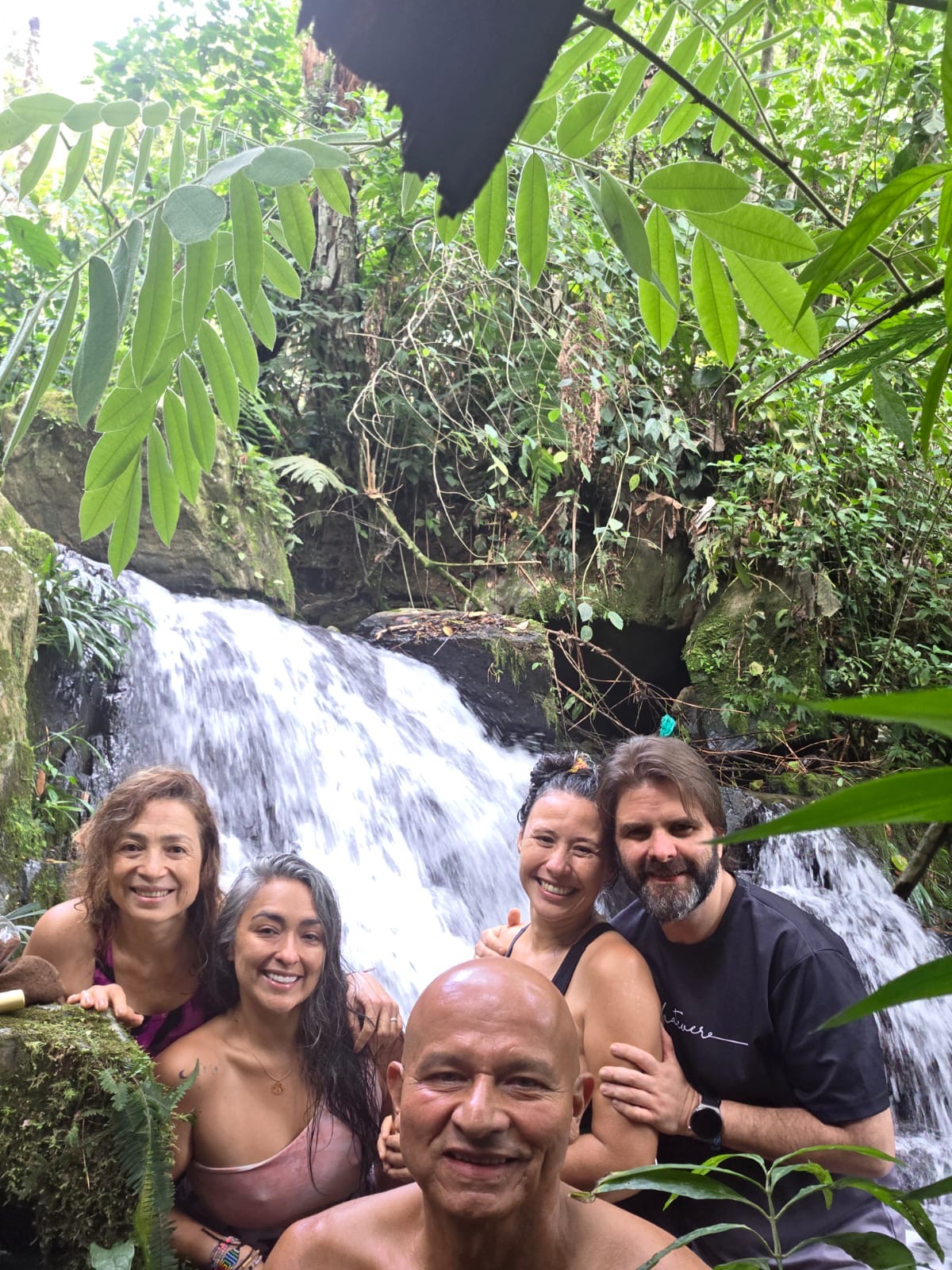 Grupo en cascada rodeado de naturaleza