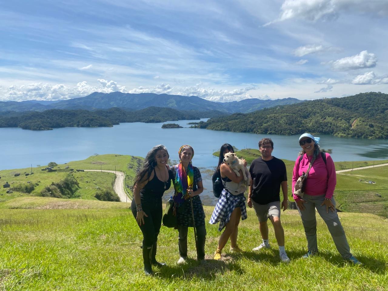 Caminata consciente frente a un lago de montaña