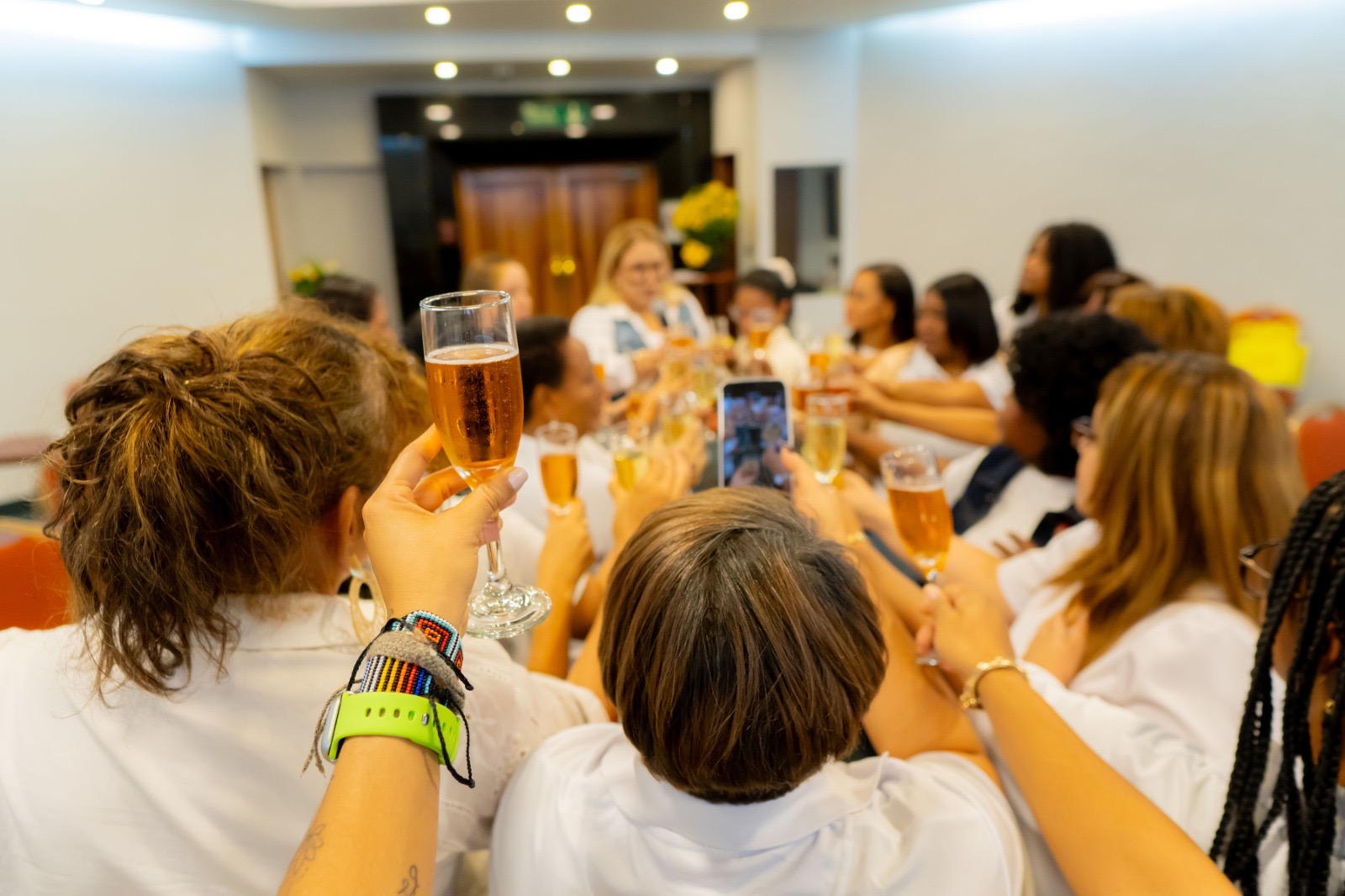Brindis colectivo en celebración comunitaria