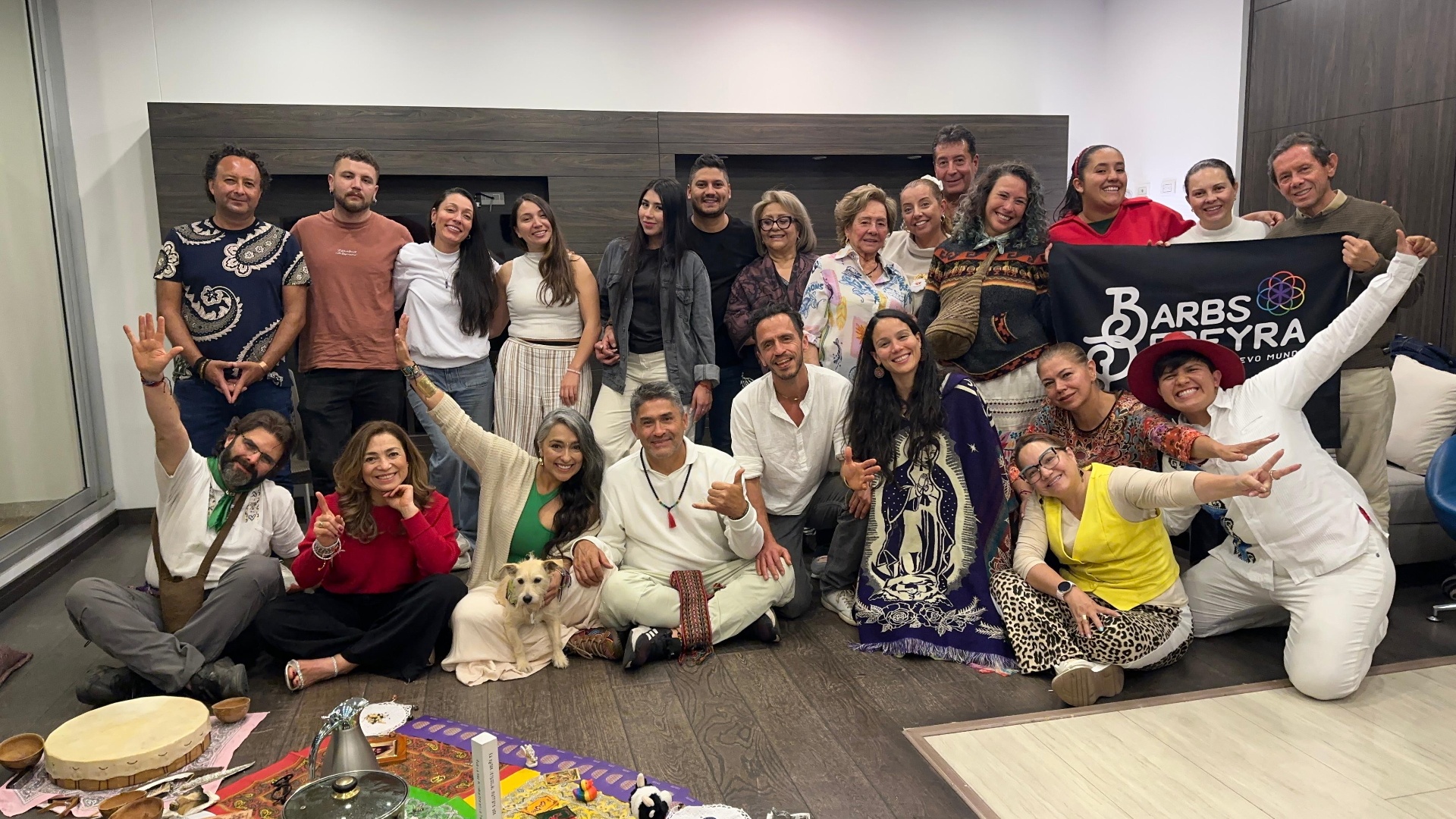 Encuentro grupal intergeneracional en salón