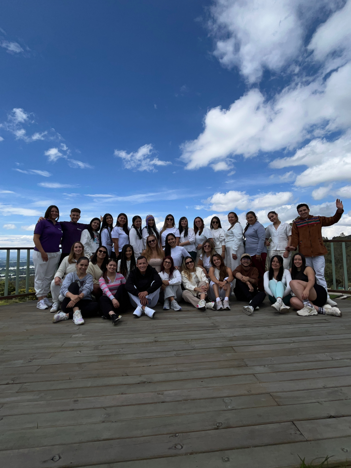 Grupo Open360 en mirador con cielo abierto